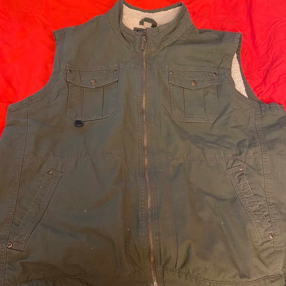 NWOT Men’s olive green Sherpa vest